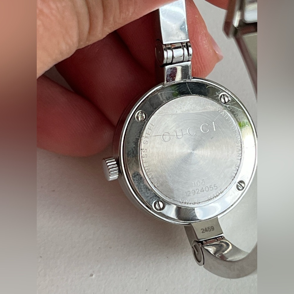 Gucci bangle 105 ladies Watch model YA105518 sherry line. - Picture 13 of 15